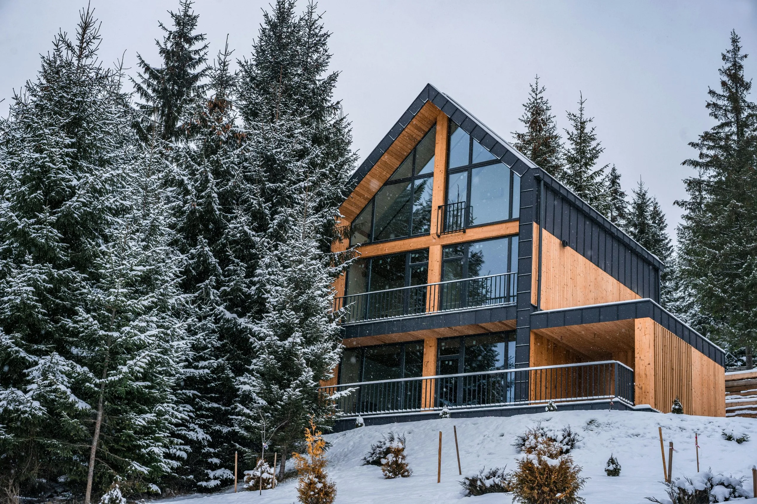 Chalet en bois moderne en hiver