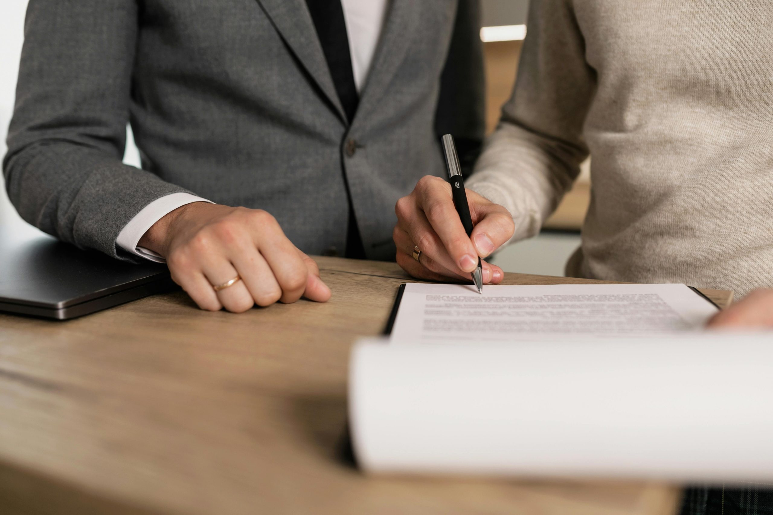 Un client conclut un contrat avec un professionnel
